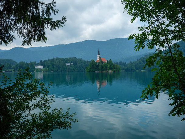 Εκκλησία στο νησί στη λίμνη Bled, Σλοβενία. Θερινή μέρα με καθαρό νερό - Φωτογραφία, εικόνα