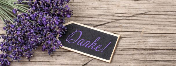 Close up de bouguet de lavêndula violeta roxo flores de lavanda ervas com pingente de madeira com a palavra: "Obrigado", na velha mesa de madeira rústica, banner de fundo de madeira panorama - Foto, Imagem