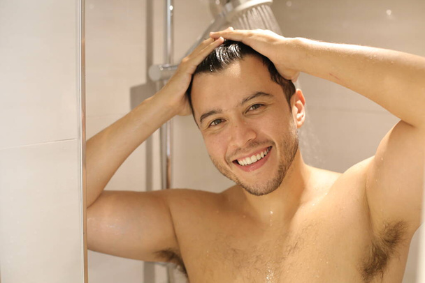retrato de bonito jovem sem camisa homem tomando banho - Foto, Imagem