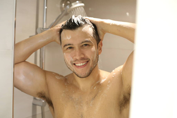 muotokuva komea nuori paidaton mies suihkussa - Valokuva, kuva