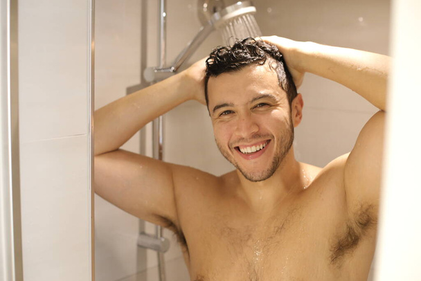 retrato de bonito jovem sem camisa homem tomando banho - Foto, Imagem