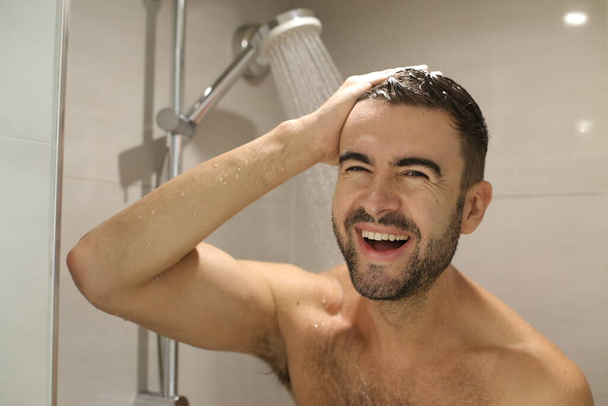 シャワーを浴びているハンサムな若い無気力な男の肖像 - 写真・画像