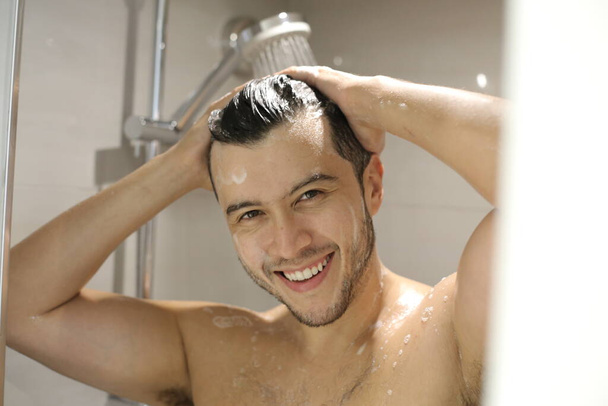 portret przystojny młody bez koszuli mężczyzna biorąc prysznic - Zdjęcie, obraz