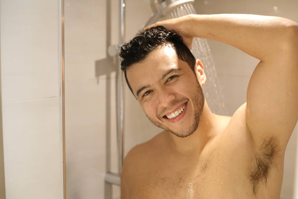 シャワーを浴びているハンサムな若い無気力な男の肖像 - 写真・画像