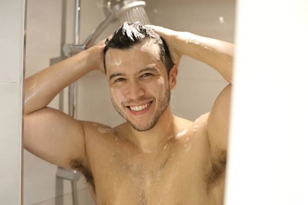 portré jóképű fiatal félmeztelen férfi zuhanyozás - Fotó, kép