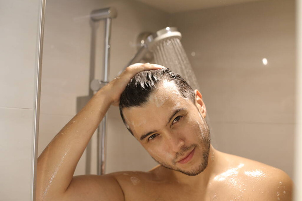 portré jóképű fiatal félmeztelen férfi zuhanyozás - Fotó, kép