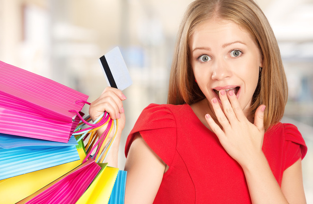 mujer feliz en las compras con bolsos y tarjetas de crédito, ventas de Navidad, descuentos
 - Foto, Imagen