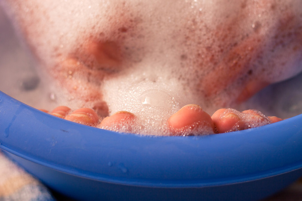 Pieds féminins dans le bain de savon
 - Photo, image