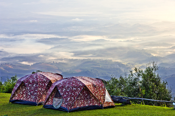 vadi sis ile sabah kamp çadırı. - Fotoğraf, Görsel