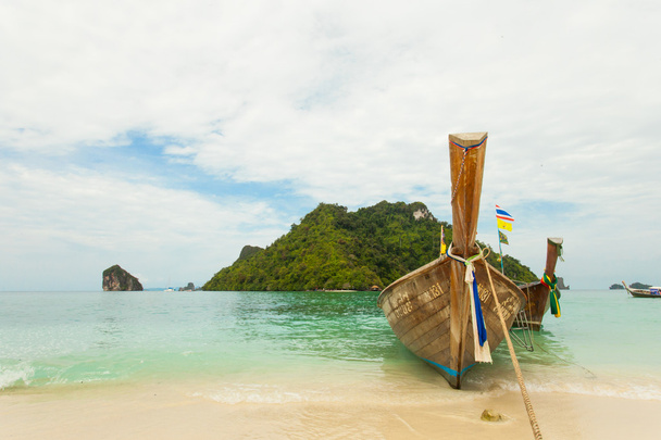 tradiční thajské dlouhý ocas člun s thajský ostrov v pozadí - Fotografie, Obrázek