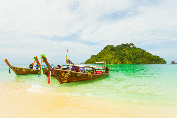 tradycyjny tajski długi ogon łodzi z tajskiej wyspa w tle - Zdjęcie, obraz