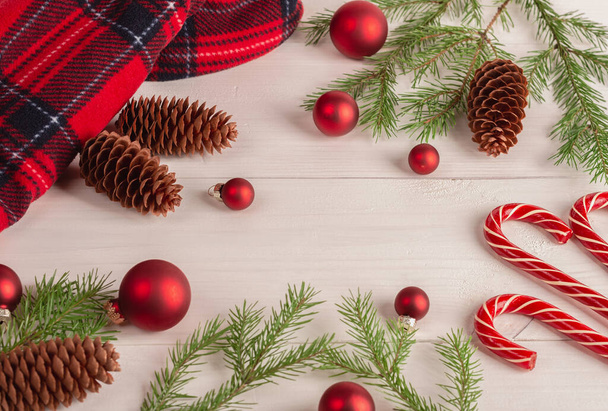 木製の表面にクリスマスの装飾、キャンディーの杖および松のコーン。上からの眺め。コピースペース。メリークリスマス. - 写真・画像