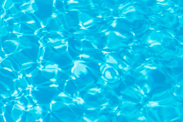 Agua azul de la piscina con reflejos de sol de fondo - Foto, Imagen