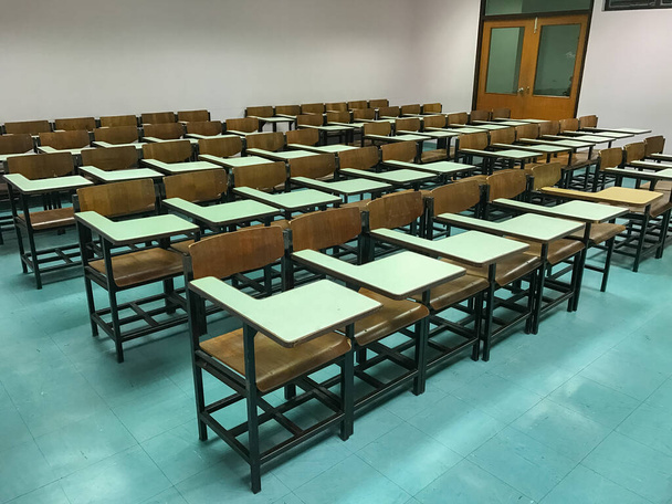 Houten stoelen in de klas achtergrond - Foto, afbeelding