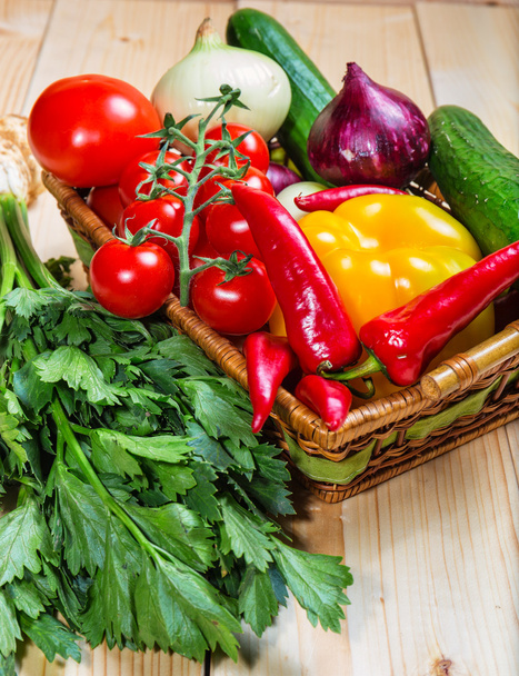 zblízka různé barevné syrové zeleniny v košíku - Fotografie, Obrázek