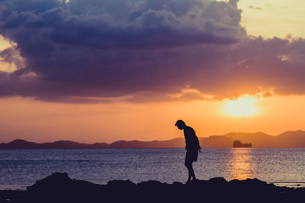 Silencieux homme seul à la plage avant le coucher du soleil fond - Photo, image