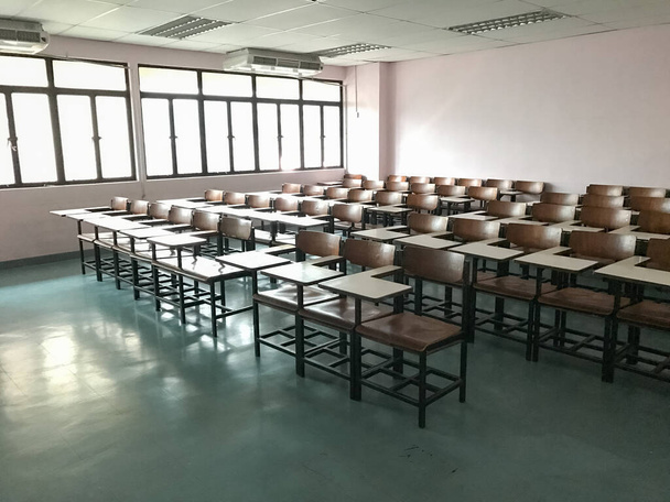 Holzstühle im Hintergrund des Klassenzimmers - Foto, Bild
