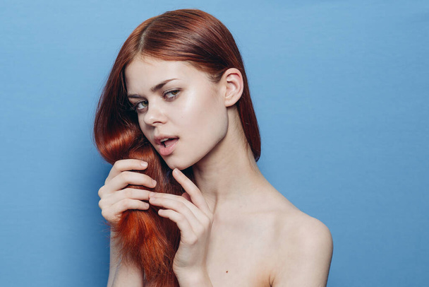 woman with bare shoulders red hair Glamor blue background - Foto, afbeelding