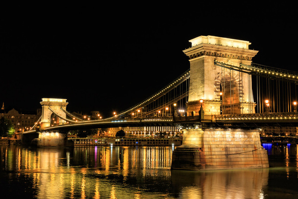 Chain Bridge, Budapest. Vista nocturna
 - Foto, imagen