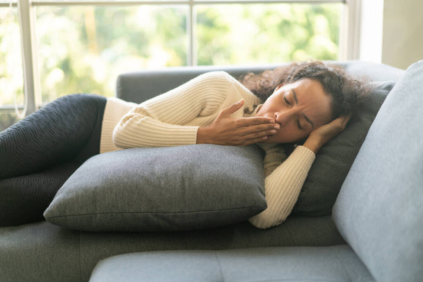 Mujer latina durmiendo en el sofá en casa - Foto, Imagen