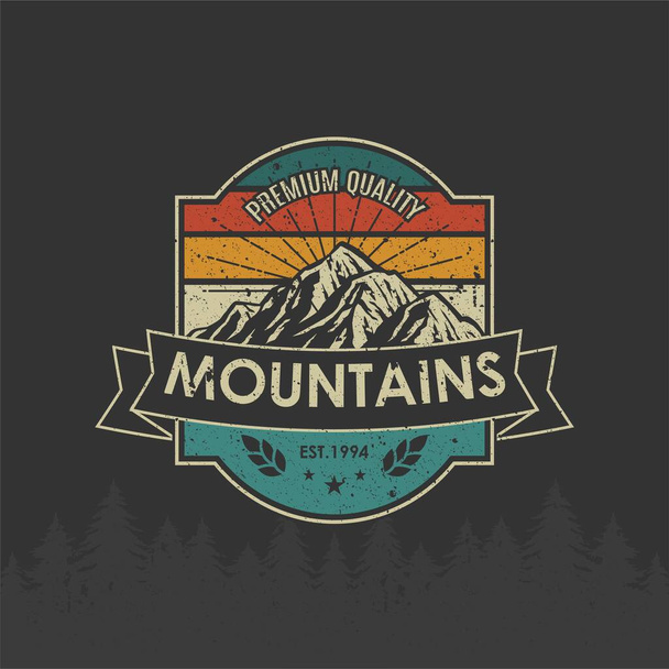 Ретро Вінтаж логотип бейдж пригоди та відкриті гори для наклейки, футболки, капелюха, плакатного дизайну
 - Вектор, зображення