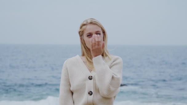 Portret van jonge blonde vrouw buiten - Video