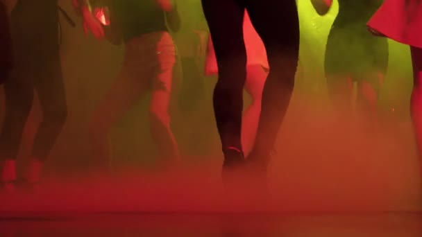 La gente baila enérgicamente en el club sintiendo el ritmo de la música - Imágenes, Vídeo