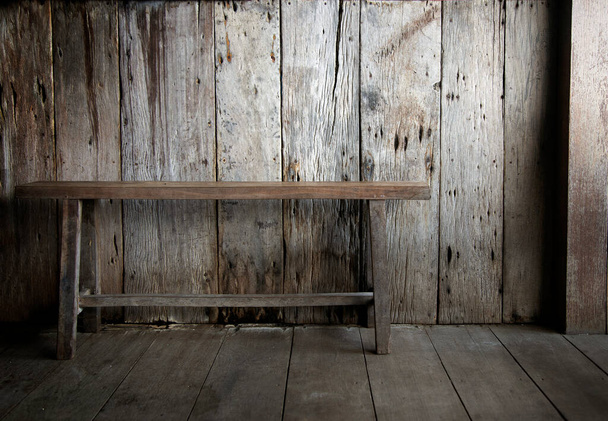 ancienne chaise classique en bois sur fond de texture ancienne de fait à la main dans le concept vintage - Photo, image