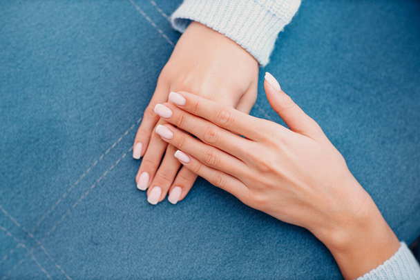 Unghie di mani femminili con manicure dopo procedura di salone di unghie - Foto, immagini