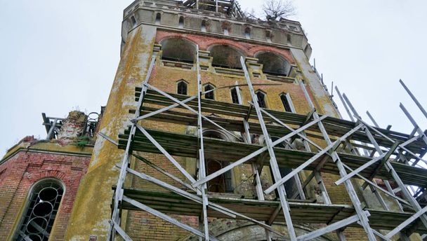 locatie-Rusland, Krasnodar Territory, het dorp Ivanovskaya. Een oude orthodoxe kerk, gedeeltelijk verwoest, gedeeltelijk gerestaureerd. Een ongewone tempel.  - Foto, afbeelding