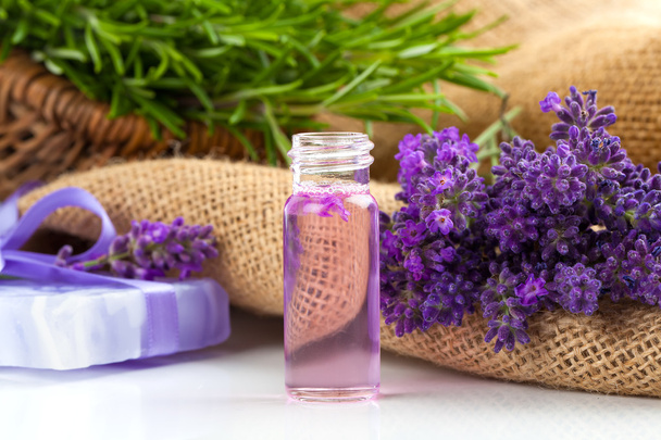 solid zeep met verse en natuurlijke handgemaakte lavendel vloeibare zeep  - Foto, afbeelding