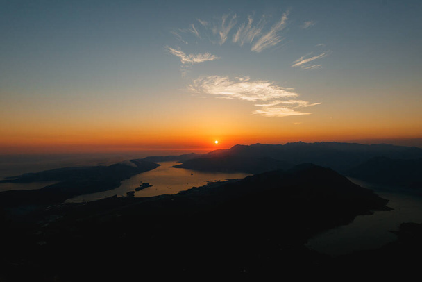 Rayos del sol poniente sobre el horizonte. Vista desde el Monte Lovcen - Foto, imagen