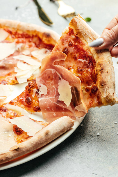 Jambonlu ve parmesanlı pizza dilimleri, İtalyan yemeği. en üstteki görünüm. - Fotoğraf, Görsel