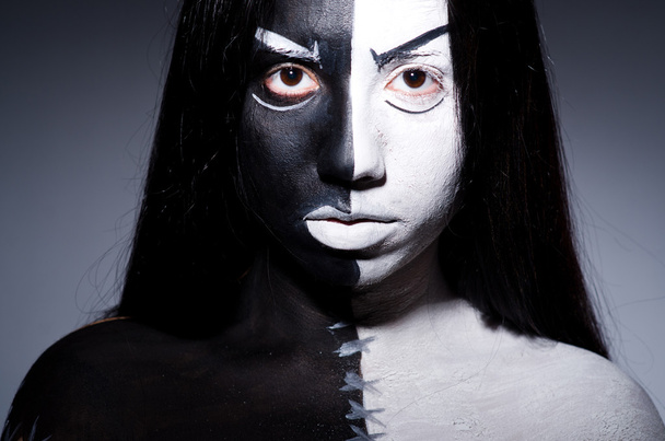 Szatan halloween koncepcja z przerażającą kobietą - Zdjęcie, obraz