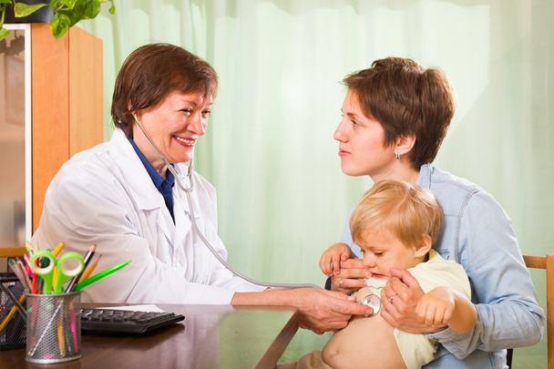 Doctor examining baby - Foto, immagini