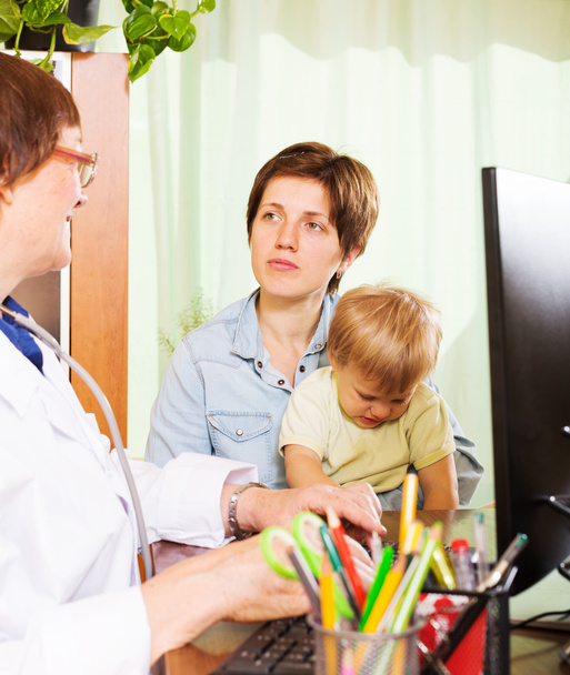 mother with baby listening friendly  doctor   - Foto, Bild