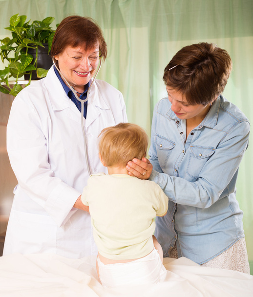 Happy   pediatrician doctor examining toddler   - Valokuva, kuva