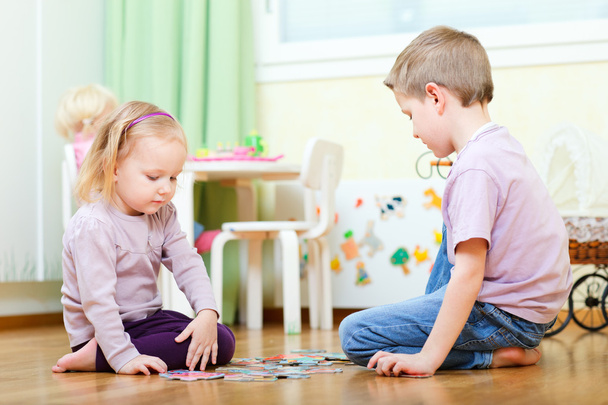 Brother and sister solving puzzle - Foto, Imagen