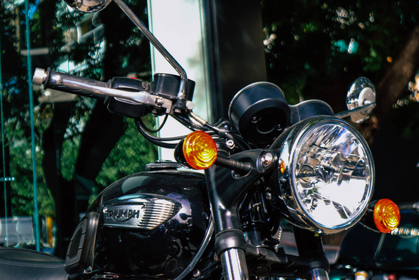 Athènes, Grèce - Novembre 10, 2021 Triumph motos garées devant le concessionnaire, le plus grand fabricant de motos appartenant au Royaume-Uni offre les modèles Bonneville, Scrambler, Speed et Street Twins - Photo, image