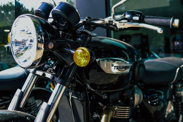 Athen, Griechenland - 10. November 2021 Triumph Motorräder vor dem Händler geparkt, bietet der größte britische Motorradhersteller die Modelle Bonneville, Scrambler, Speed und Street Twins an. - Foto, Bild