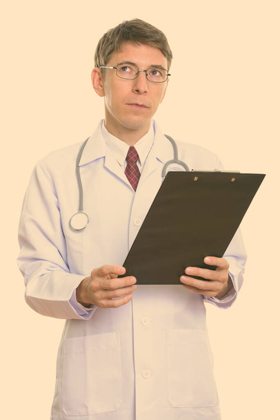 Στούντιο πλάνο του γιατρού άνθρωπος με κοντά μαλλιά απομονώνονται σε λευκό φόντο - Φωτογραφία, εικόνα