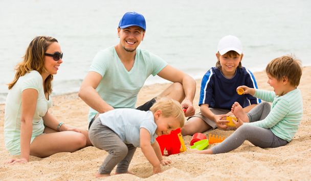 Parents with kids at seaside - Fotoğraf, Görsel