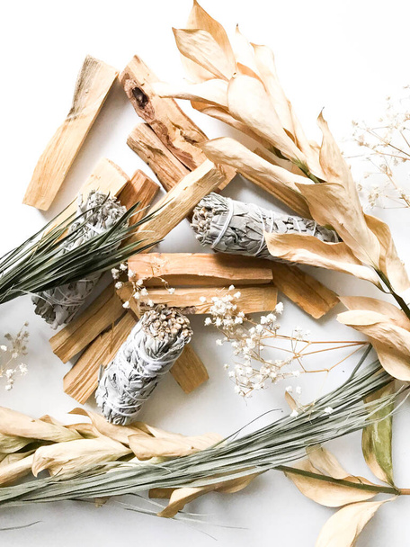 beautiful layout of palo santo and white sage, aromatherapy and incense on a white background. Place for text, religious minimalistic background - Foto, afbeelding