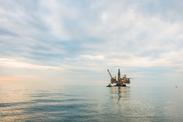 plate-forme de plate-forme pétrolière dans la mer calme - Photo, image