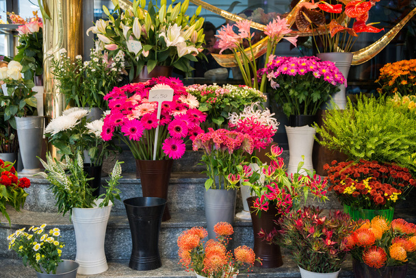 Utca virágüzlet színes virágokkal - Fotó, kép