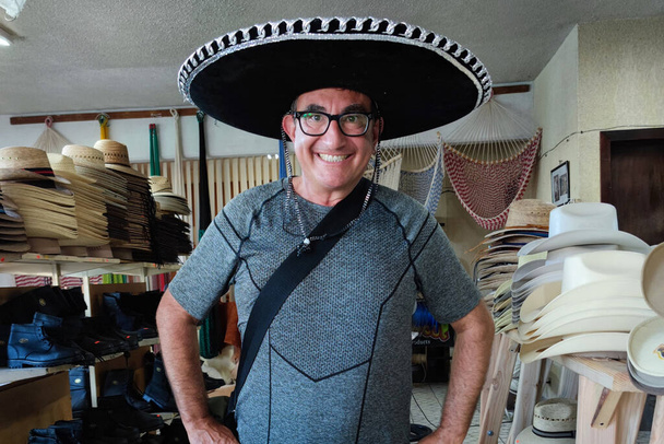 turista com sombrero mexicano vaca menino chapéu loja detalhe - Foto, Imagem