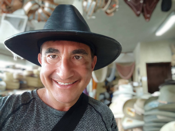Mann trägt indiana jones Stil Hut in einem Geschäft Detail - Foto, Bild