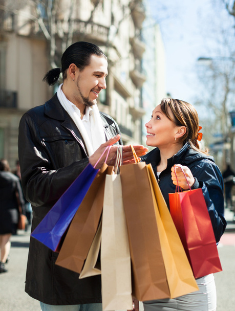 uomo e donna con shopping bags in strada
 - Foto, immagini