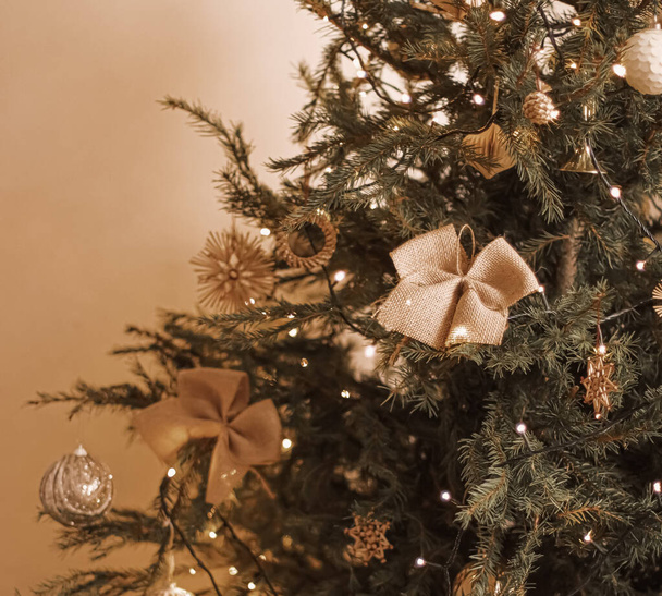 Χριστουγεννιάτικο δέντρο και βιώσιμη διακόσμηση έννοια. Χειροποίητα διακοσμητικά παιχνίδια και στολίδια από ανακυκλωμένο ύφασμα, ξύλο, βαμβάκι και φυσικά υλικά για μινιμαλιστικό στυλ εσωτερικού σχεδιασμού - Φωτογραφία, εικόνα