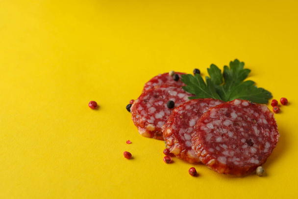 Concept de nourriture savoureuse avec saucisse de salami sur fond de menthe - Photo, image